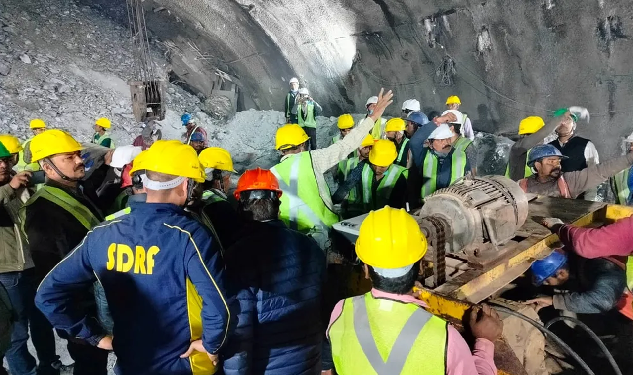 Equipe de resgate chega a trabalhadores presos há 16 dias em túnel na Índia