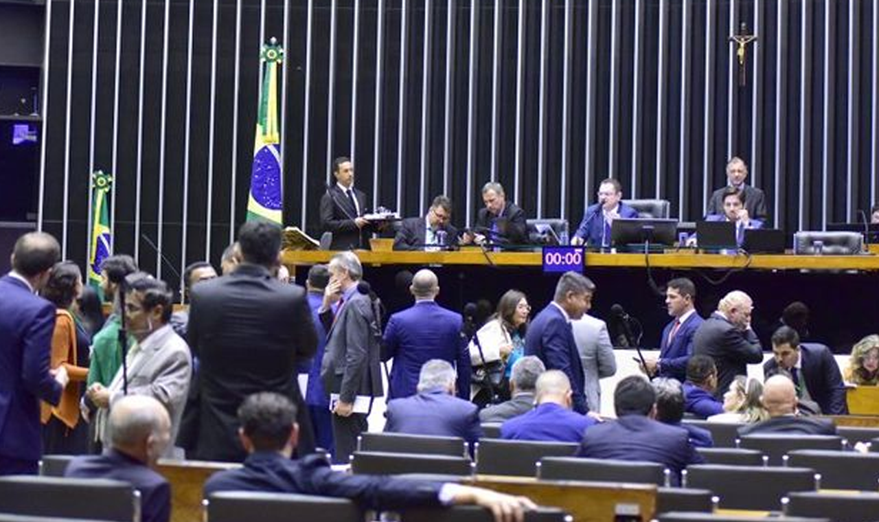 Câmara aprova proibição de linguagem neutra em órgãos públicos