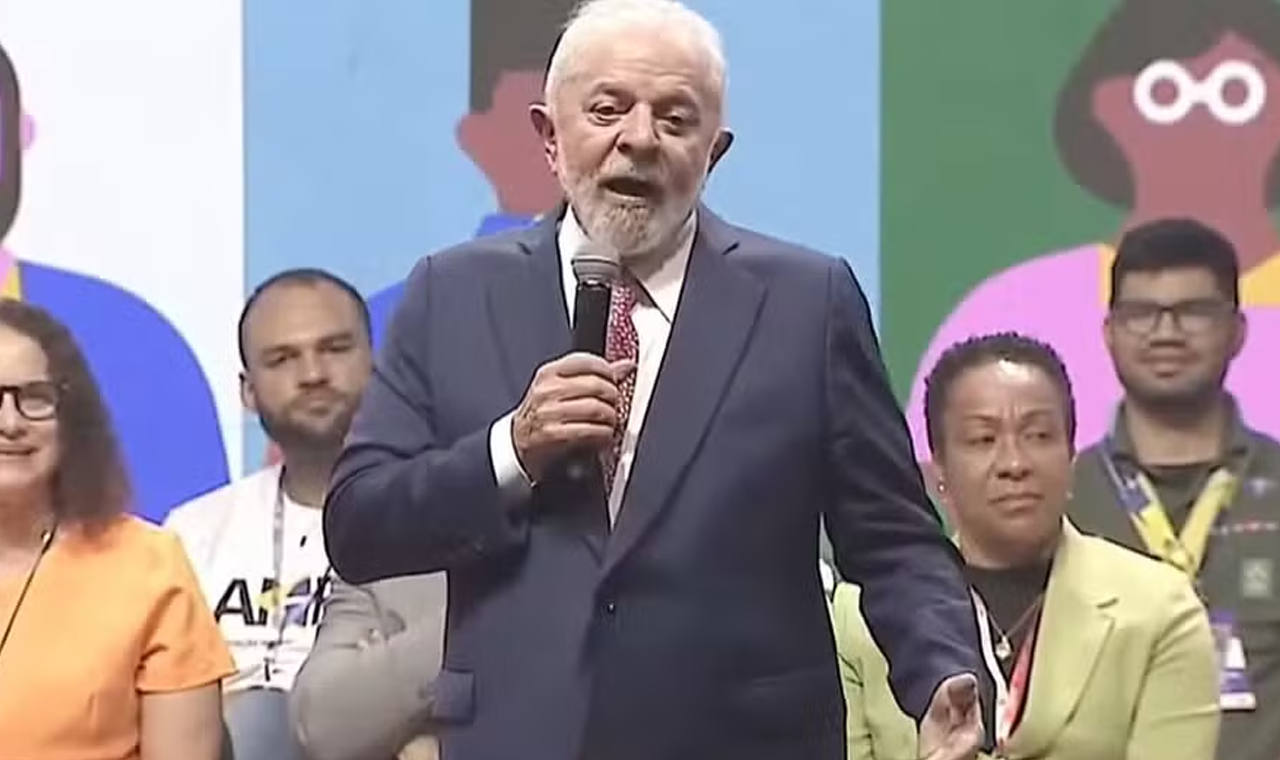 Lula exalta Dino e diz que está feliz com 'ministro comunista' no STF