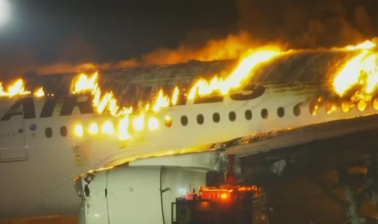 Avião com 367 a bordo pega fogo ao pousar no aeroporto de Tóquio