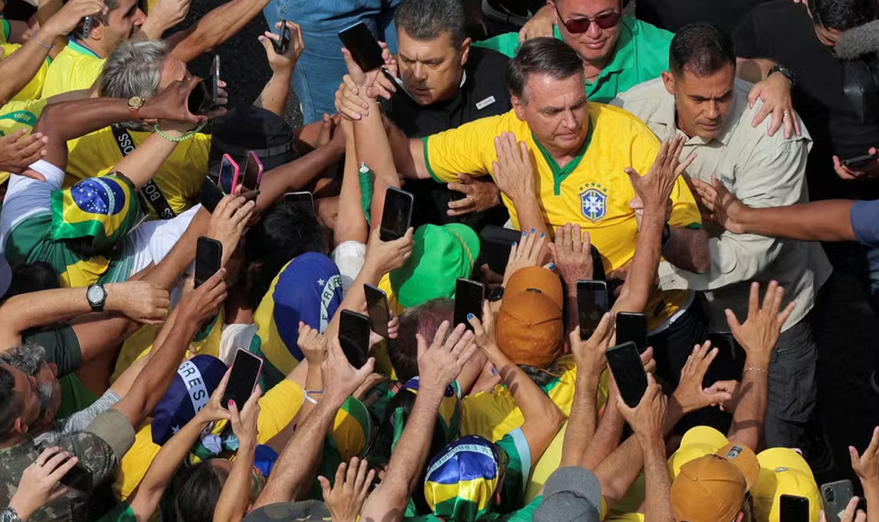 48% acreditam que ato de Bolsonaro em SP não terá influência nas investigações da PF sobre o ex-presidente, diz Quaest