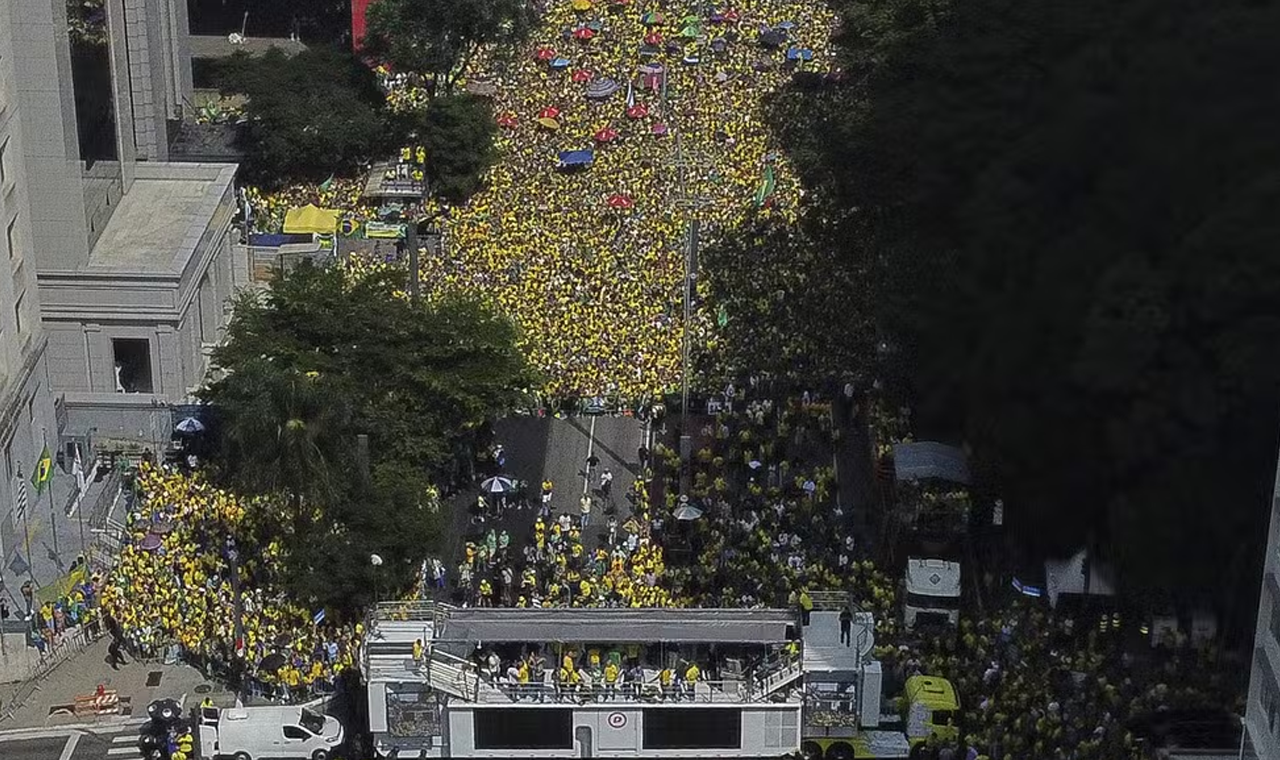 Em ato na Paulista, Bolsonaro defende anistia para presos do 8 de janeiro