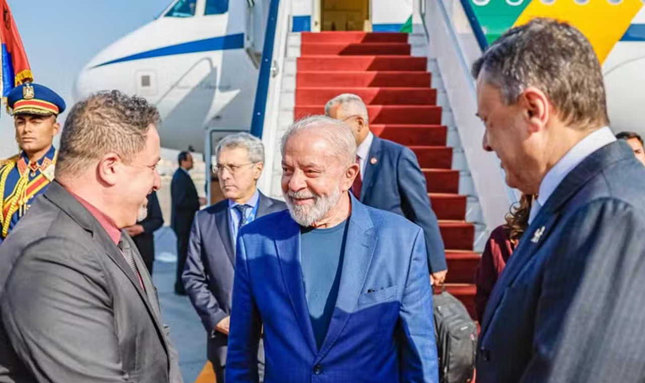 Lula chega ao Cairo para discutir guerra entre Israel e Hamas e assinar acordo na área de bioenergia