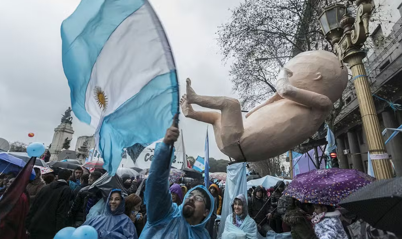 Partido de Milei apresenta projeto para revogar aborto na Argentina e propõe prisão a mulheres