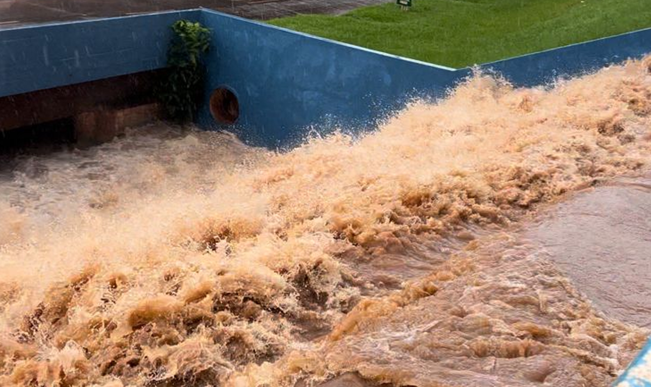 81,8mm DE CHUVA NAS 24H CAUSA TRANBORDAMENTO DO LAGO SOL POENTE QUIRINÓPOLIS