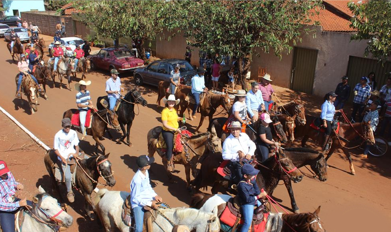 Brutalidade na Festa da Cavalgada: Homem Agride Esposa e Foge