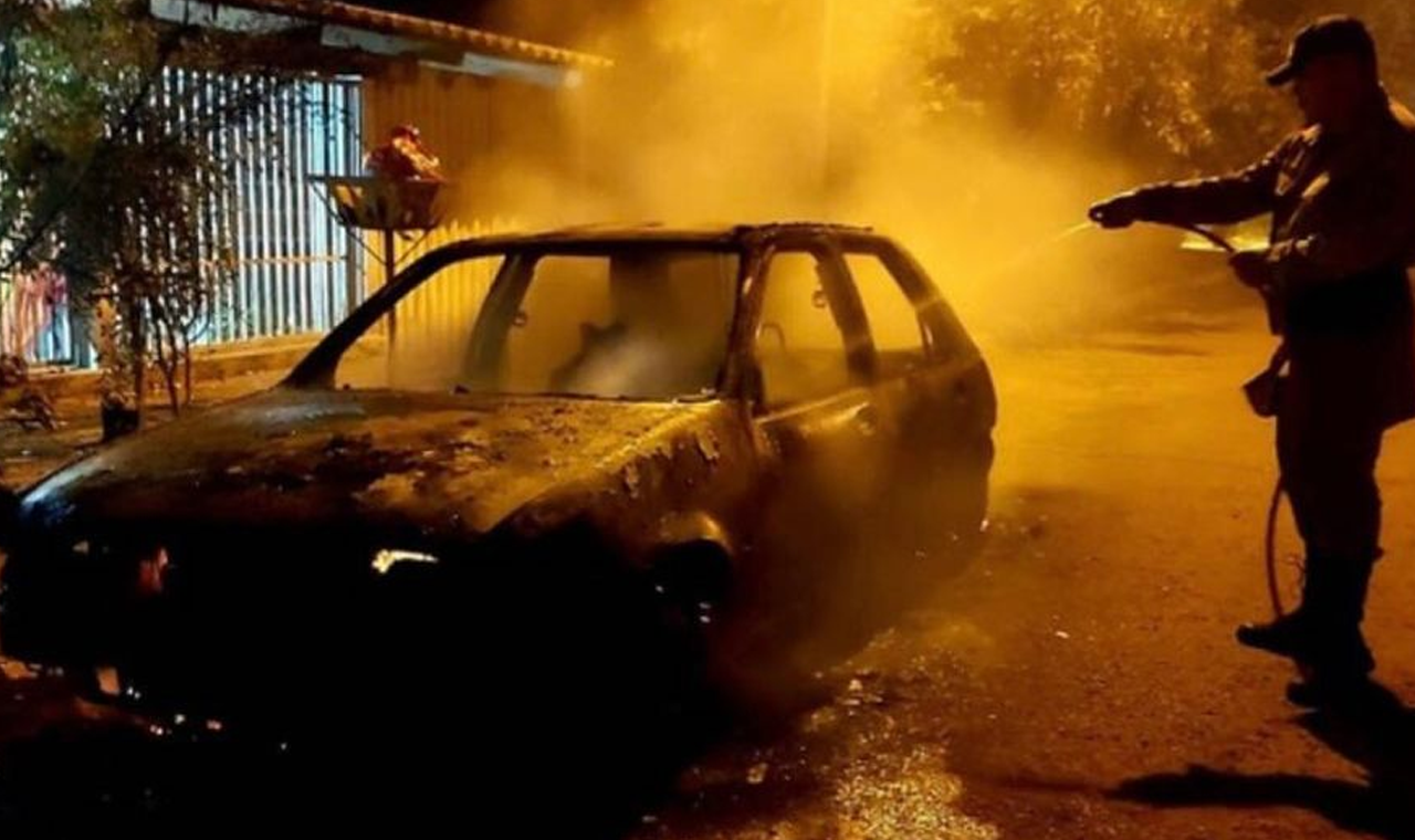 Carro Incendiado em Frente a Residência Surpreende Moradores de Cachoeira Alta