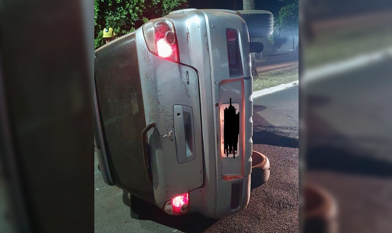 Camioneta Capota em Quirinópolis após Colidir com Carro Estacionado