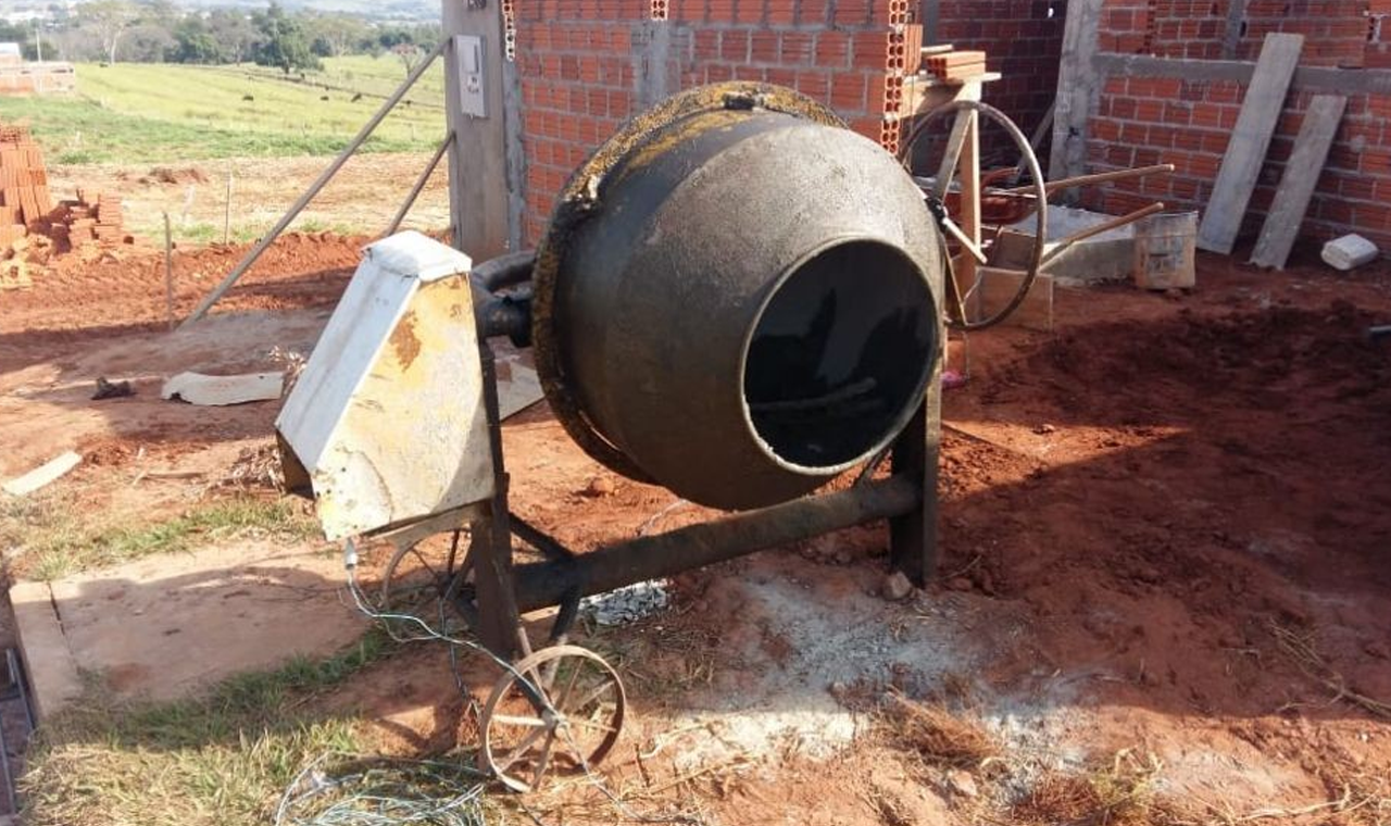 Furto em Obra na Rua Jande de Assis, Bairro Henrique Santillo