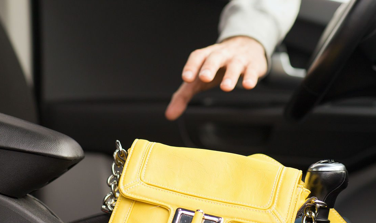 Mulher de 36 anos tem bolsa furtada de carro estacionado com portas e janelas abertas