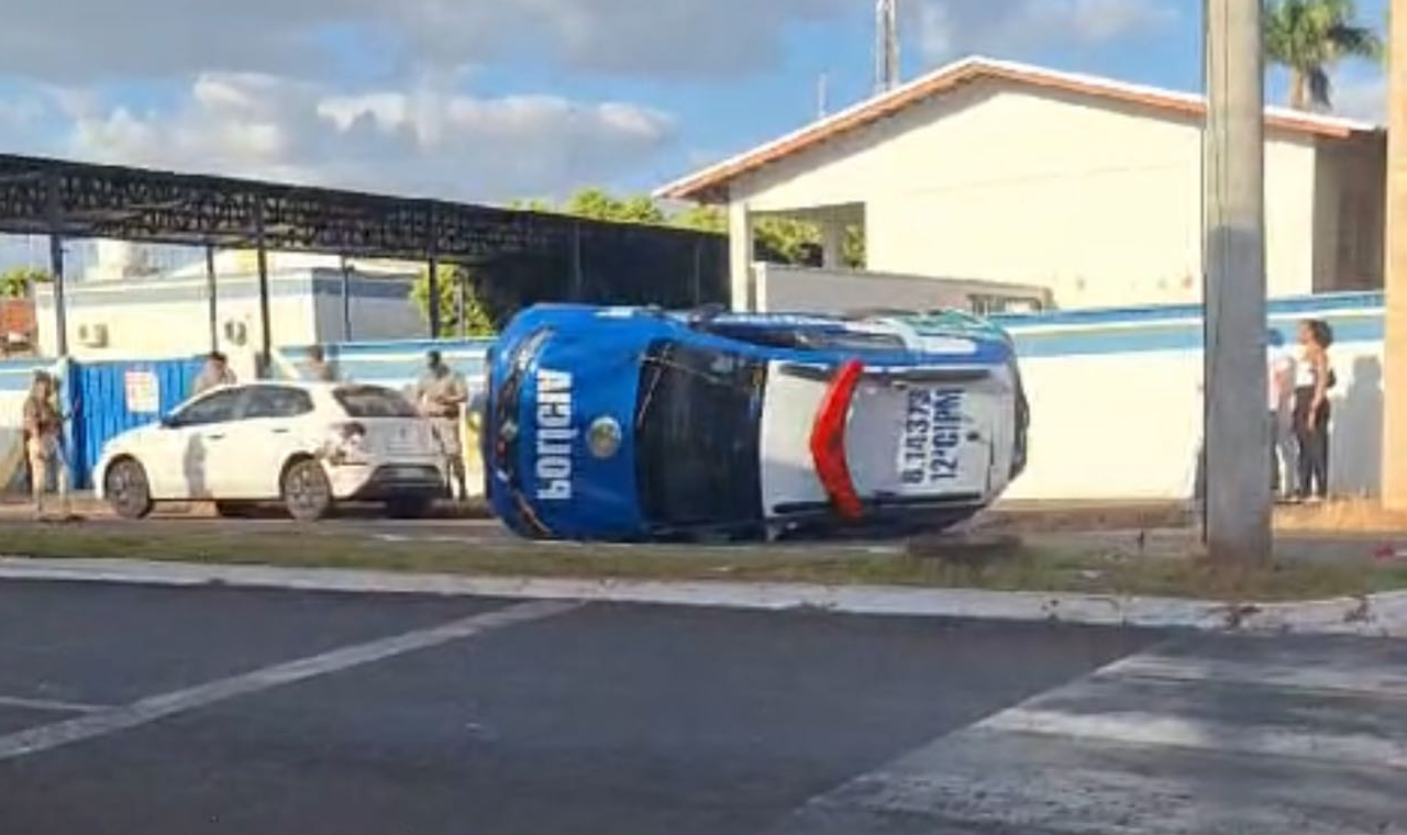 Viatura da PM Capotou no Centro de Quirinópolis Após Acidente