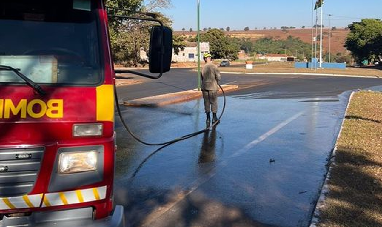 Caminhão Derrama Vinhaça e Bombeiros São Acionados para Limpar Trevo em Quirinópolis