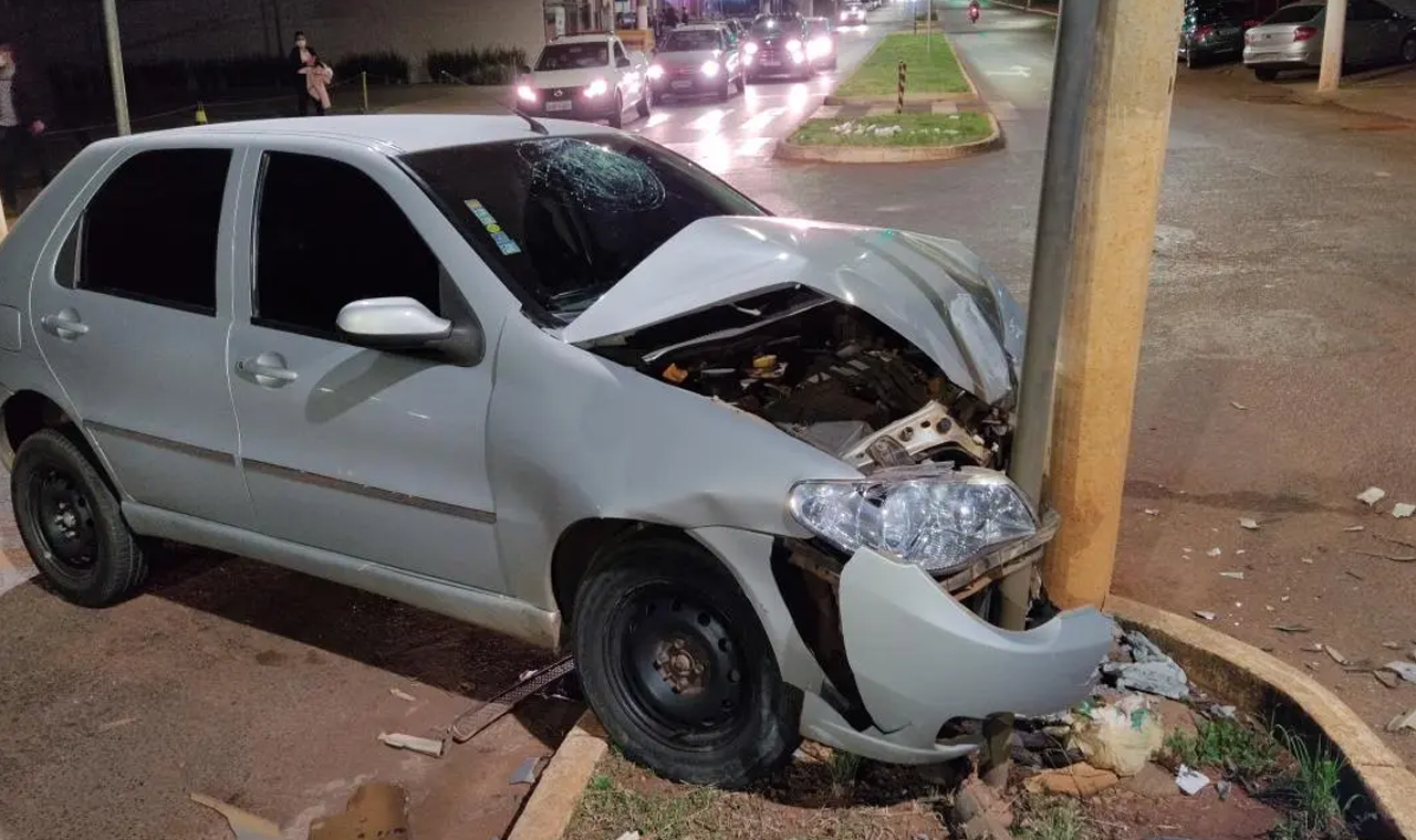 Motorista Embriagado Colidiu com Poste em São Simão