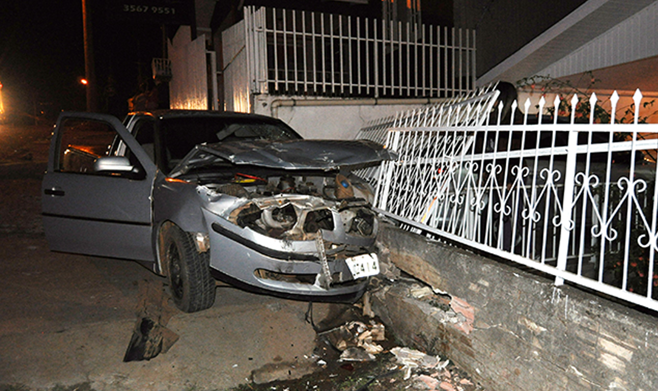 Acidente de Trânsito Causa Danos em Garagem no Centro de Quirinópolis