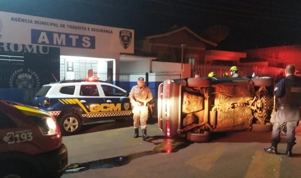 Idoso Capota Carro em Frente à Sede da GCM em Quirinópolis