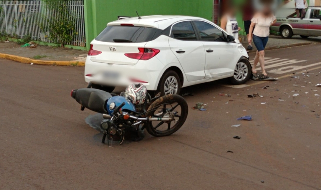 Acidente entre carro e moto deixa duas pessoas feridas no Centro de Quirinópolis