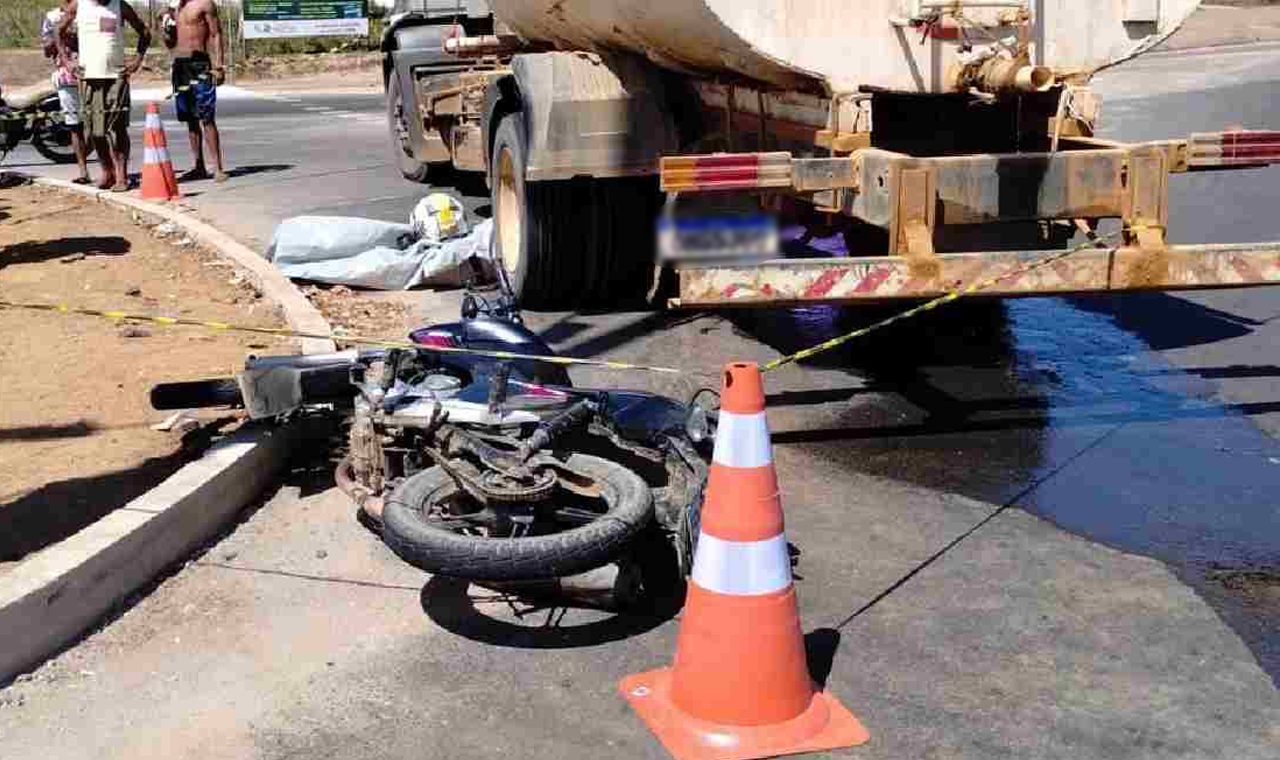 Acidente no centro de Quirinópolis deixou motociclista ferido; motorista do caminhão-pipa fugiu do local