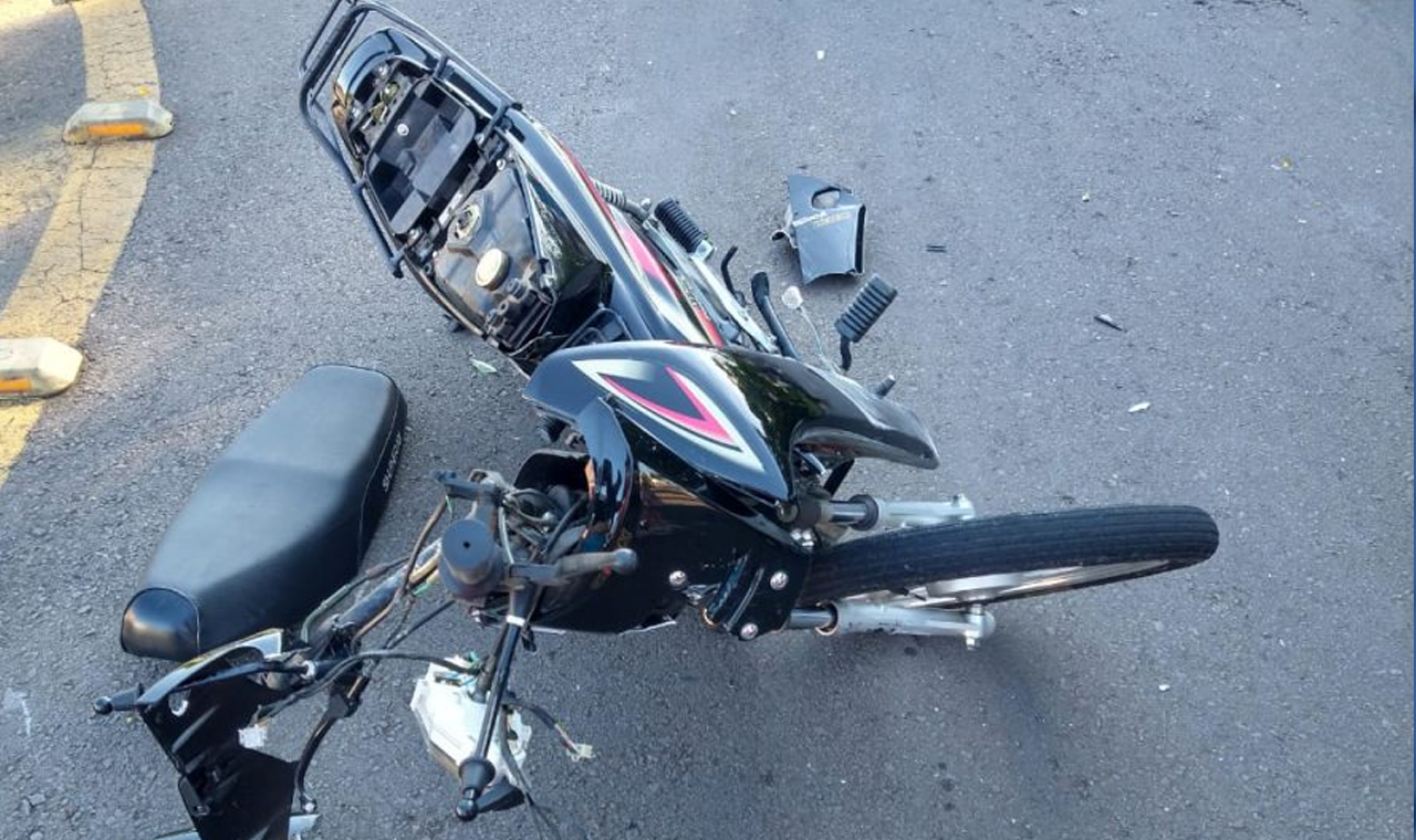 Motociclista colidiu com portão de escritório em Quirinópolis