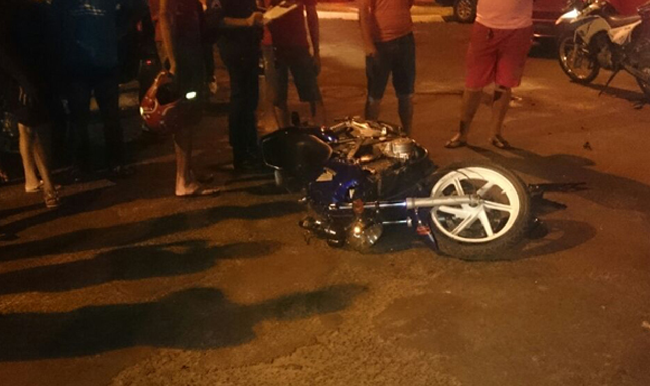 Motocicleta colidiu com porta de veículo ao ser aberta na via