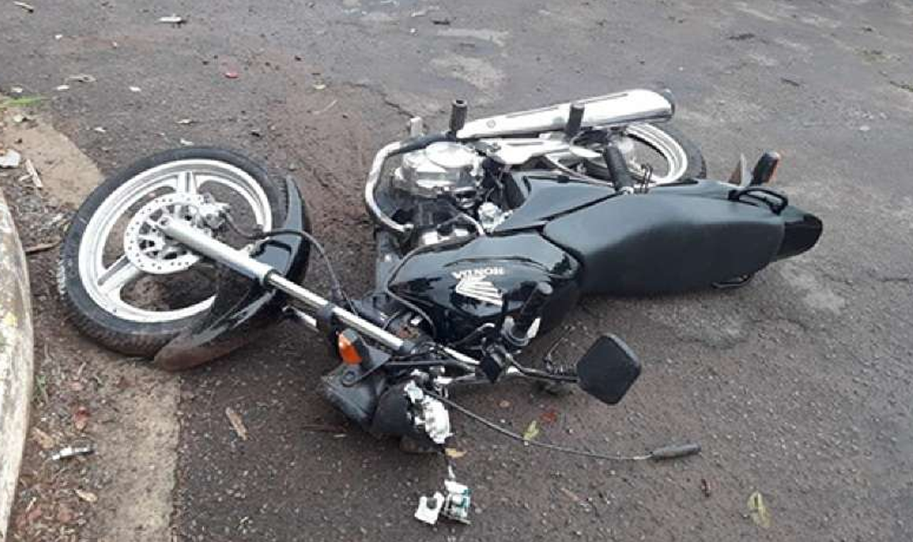 ACIDENTE NO CENTRO DE QUIRINÓPOLIS DEIXOU MOTOCICLISTA FERIDO