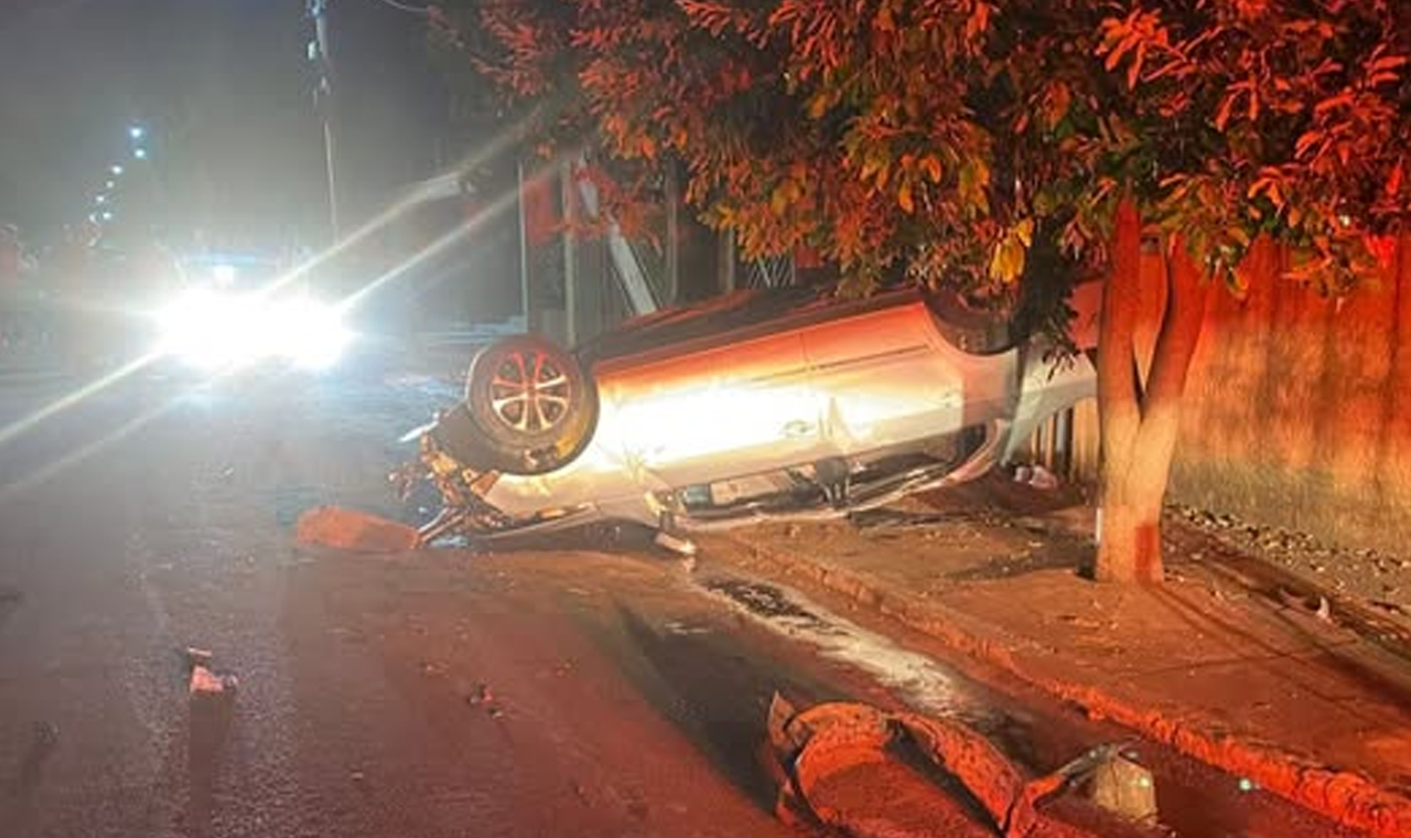 CARRO CAPOTOU EM ACIDENTE DE TRÂNSITO NO CENTRO DE QUIRINÓPOLIS