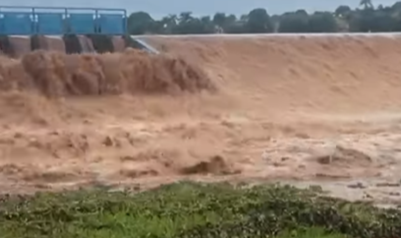 CHUVAS CAUSARAM ALAGAMENTO EM QUIRINÓPOLIS