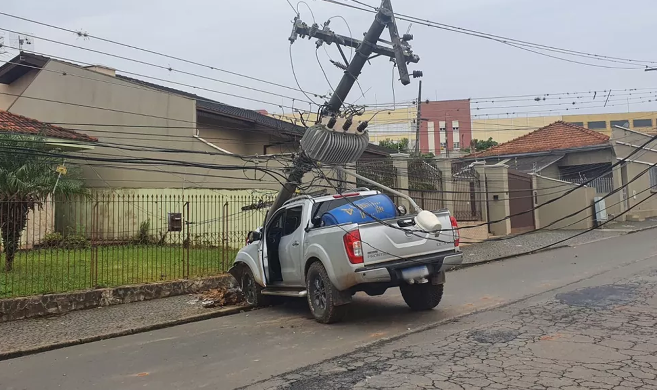 COLISÃO ENTRE CAMINHONETE E MOTOCICLETA DEIXA UM FERIDO EM QUIRINÓPOLIS