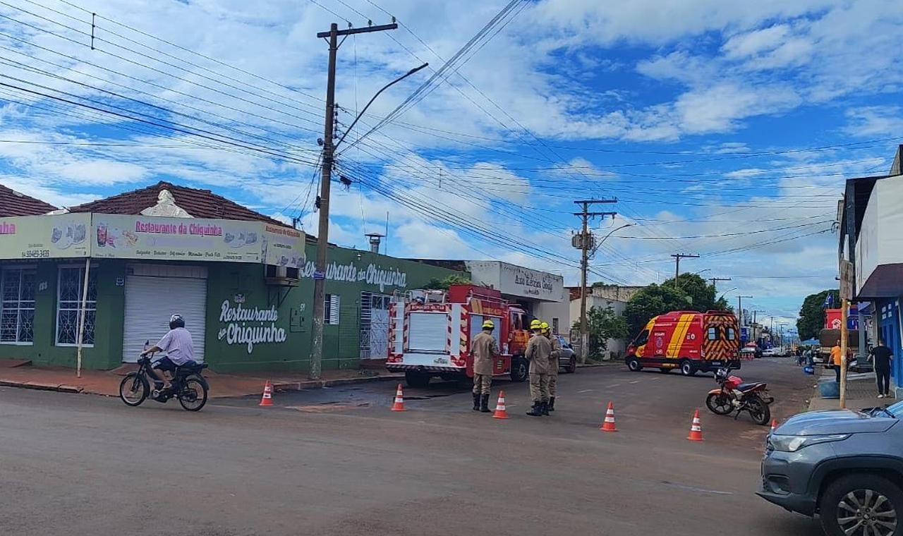 FIOS DE ALTA TENSÃO SE ROMPEM E CAEM SOBRE COMÉRCIO EM QUIRINÓPOLIS