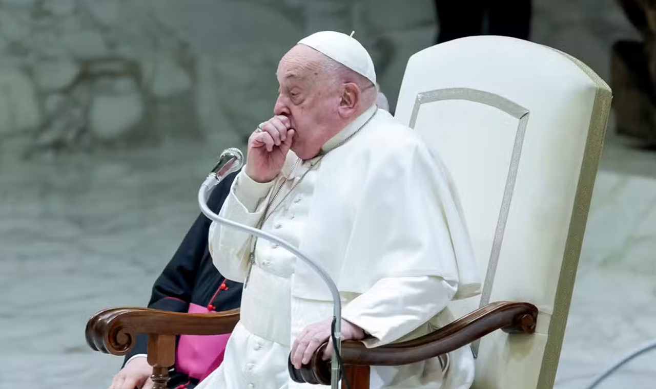 Papa Francisco, doente, pede desculpas por ausência em missa no Vaticano