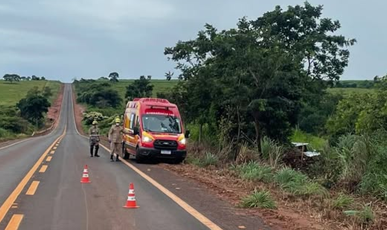 VEÍCULO CAPOTOU NA GO-164 E DEIXOU UMA PESSOA FERIDA