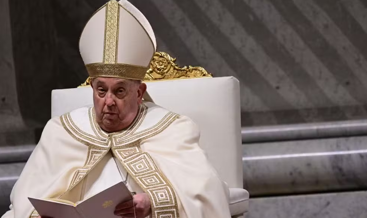 Papa Francisco completa três semanas internado e passa noite tranquila, diz Vaticano